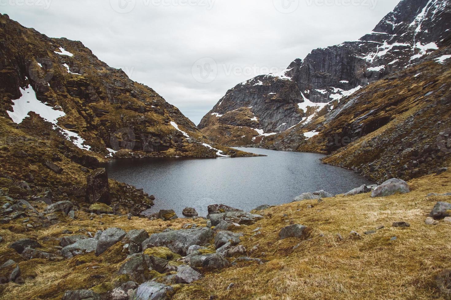 una bellissima vista dall'alto sul lago, norvegia foto