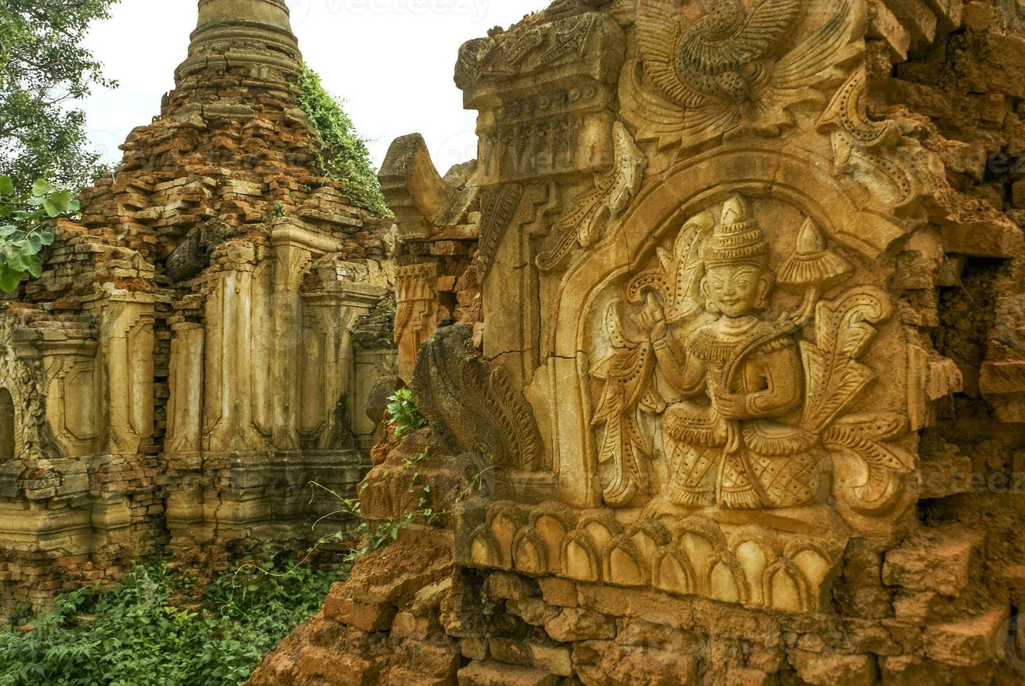 rovinato buddista pagode nel il villaggio di nyaungschwe - inle lago - orientale Myanmar, Asia foto