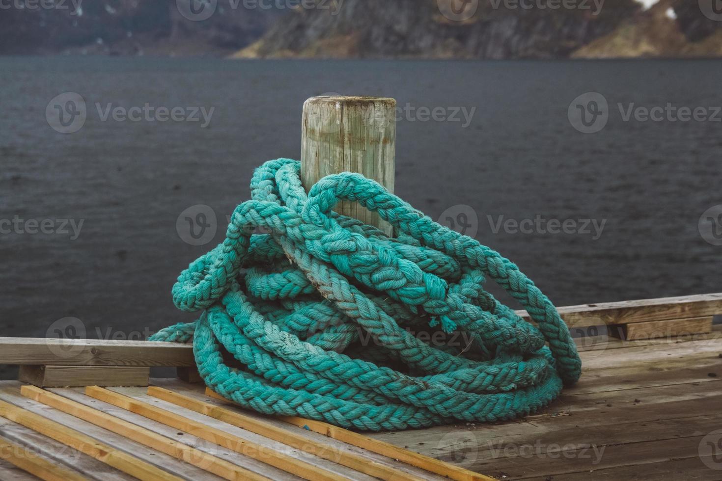 corda natica a spirale su un molo di legno foto