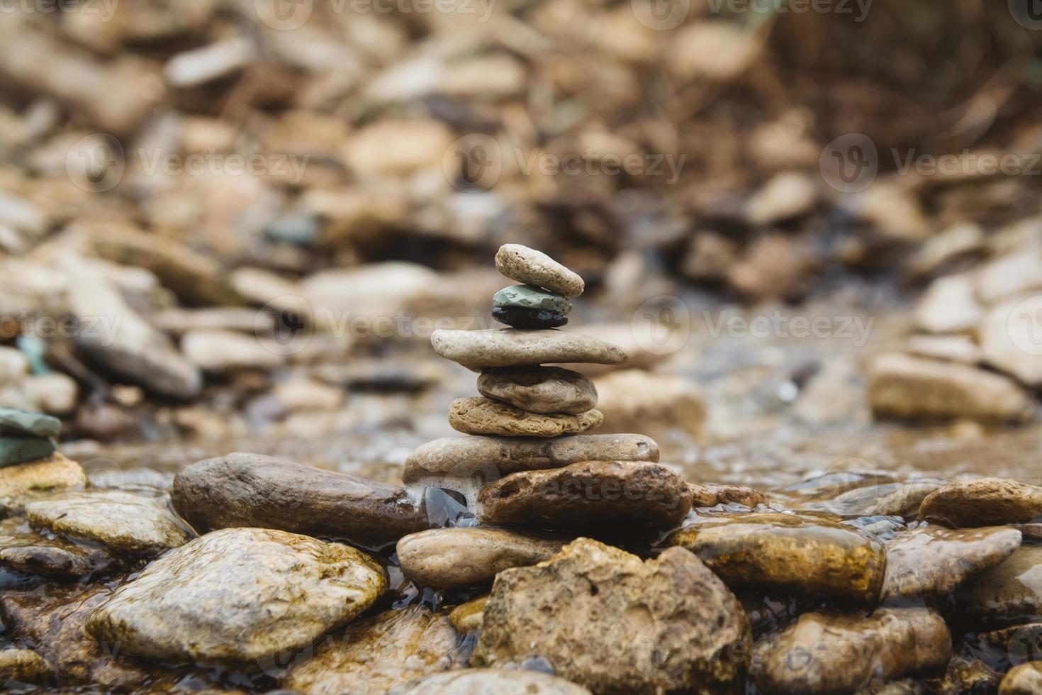 piramide di pietre sulla spiaggia di ciottoli che simboleggia la stabilità, zen foto