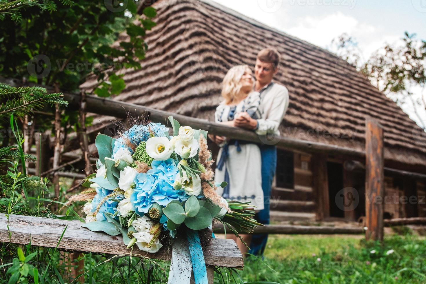 coppia di sposi con un bouquet foto