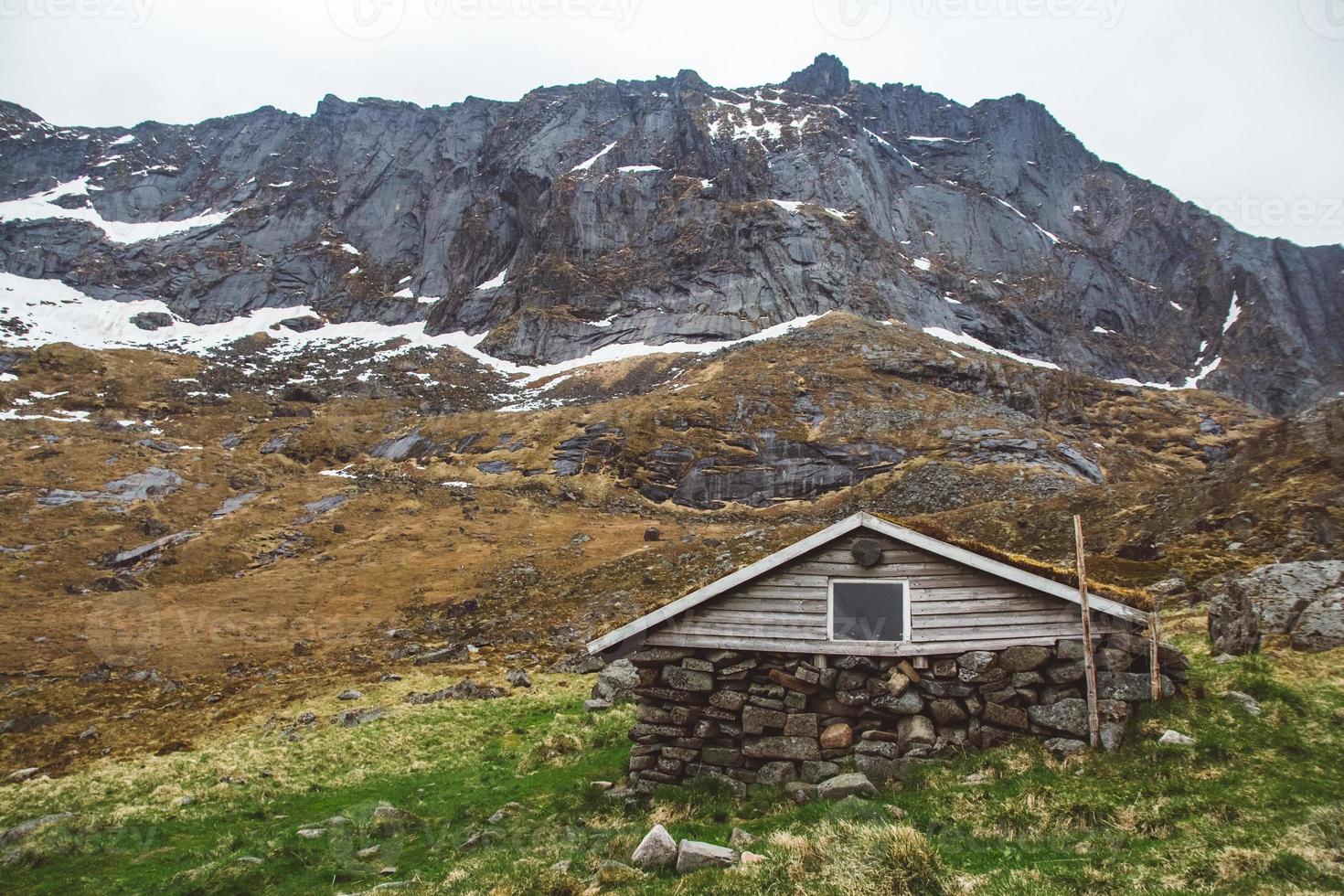 vecchia casa in pietra e legno in montagna foto