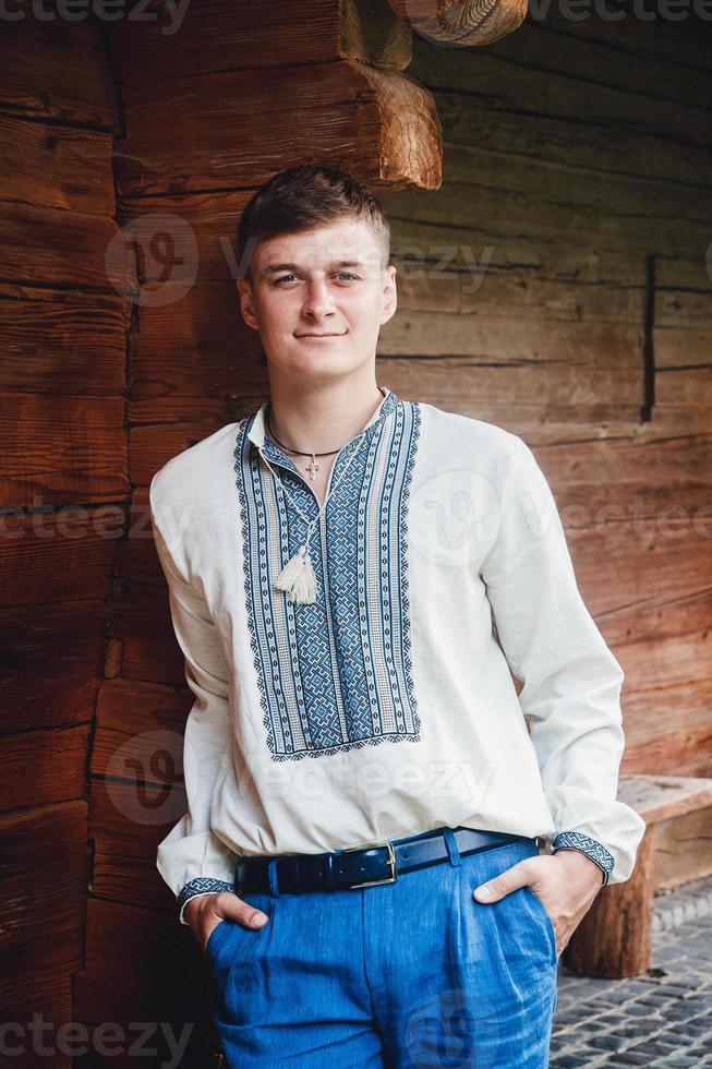 uomo con una camicia ricamata foto