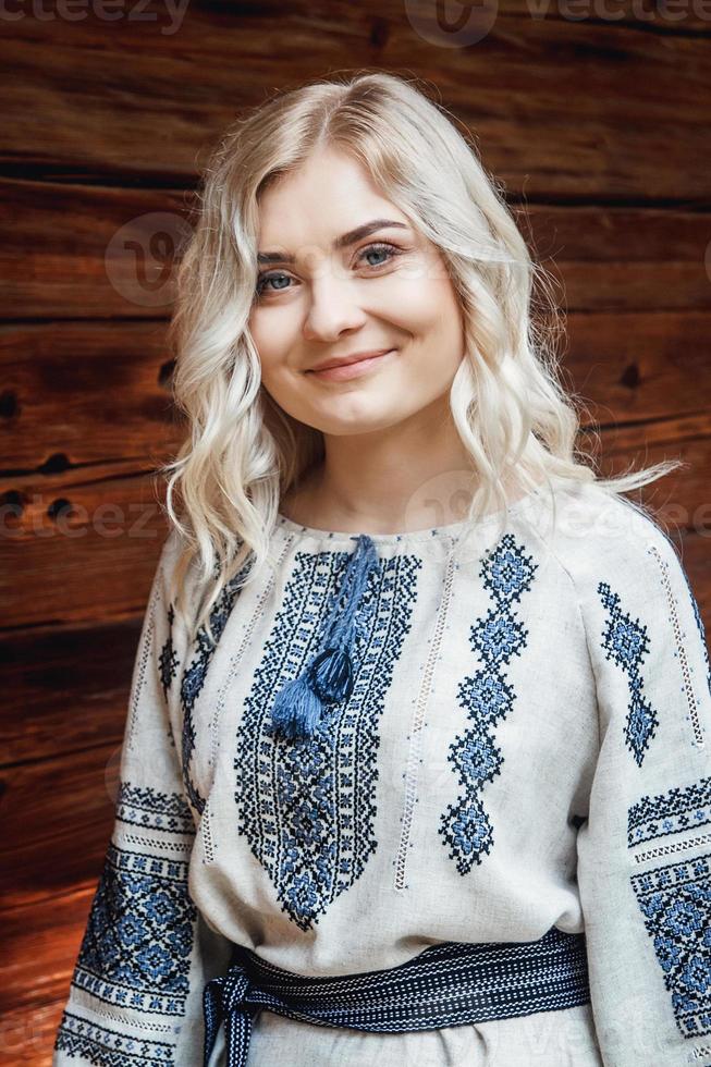 donna con una camicia ricamata foto