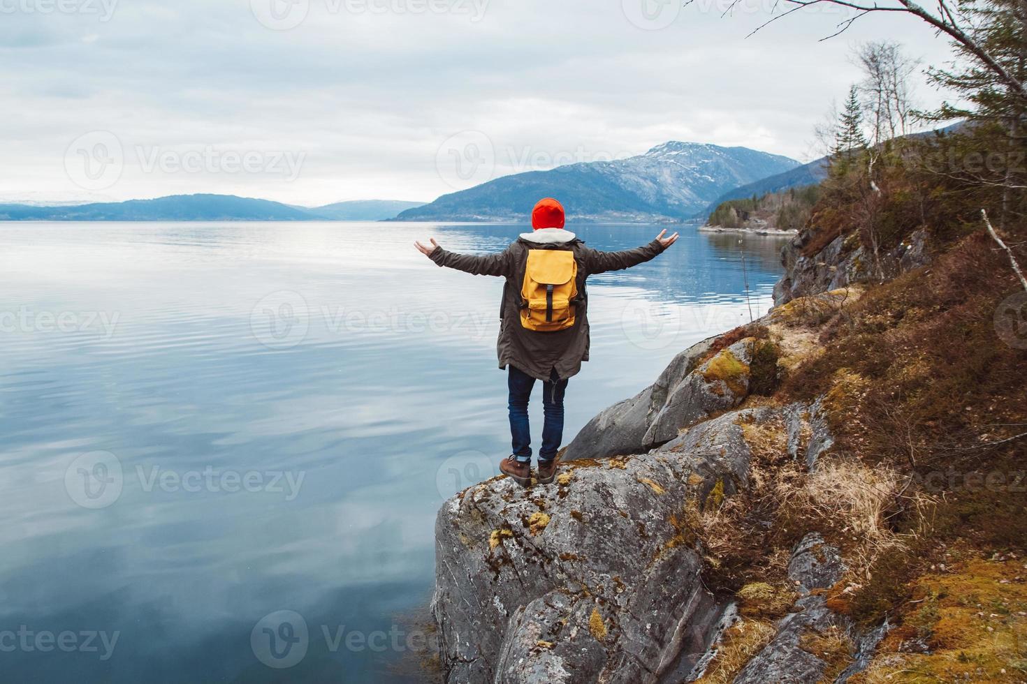 uomo in piedi in riva al lago foto