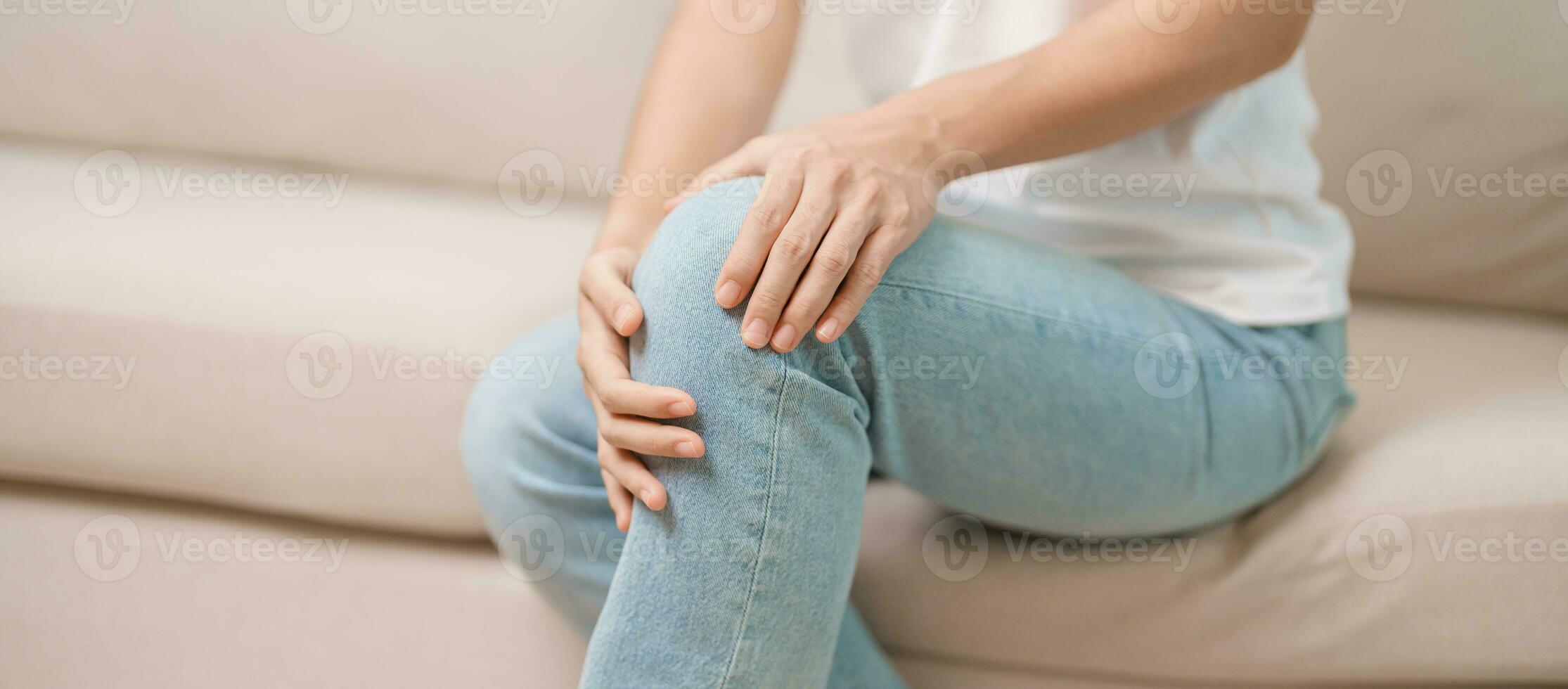 donna avendo ginocchio dolore e muscolo dolore dovuto per corridori ginocchio o femoro-rotuleo dolore sindrome, osteoartrite, artrite, reumatismo e rotuleo tendinite. medico concetto foto