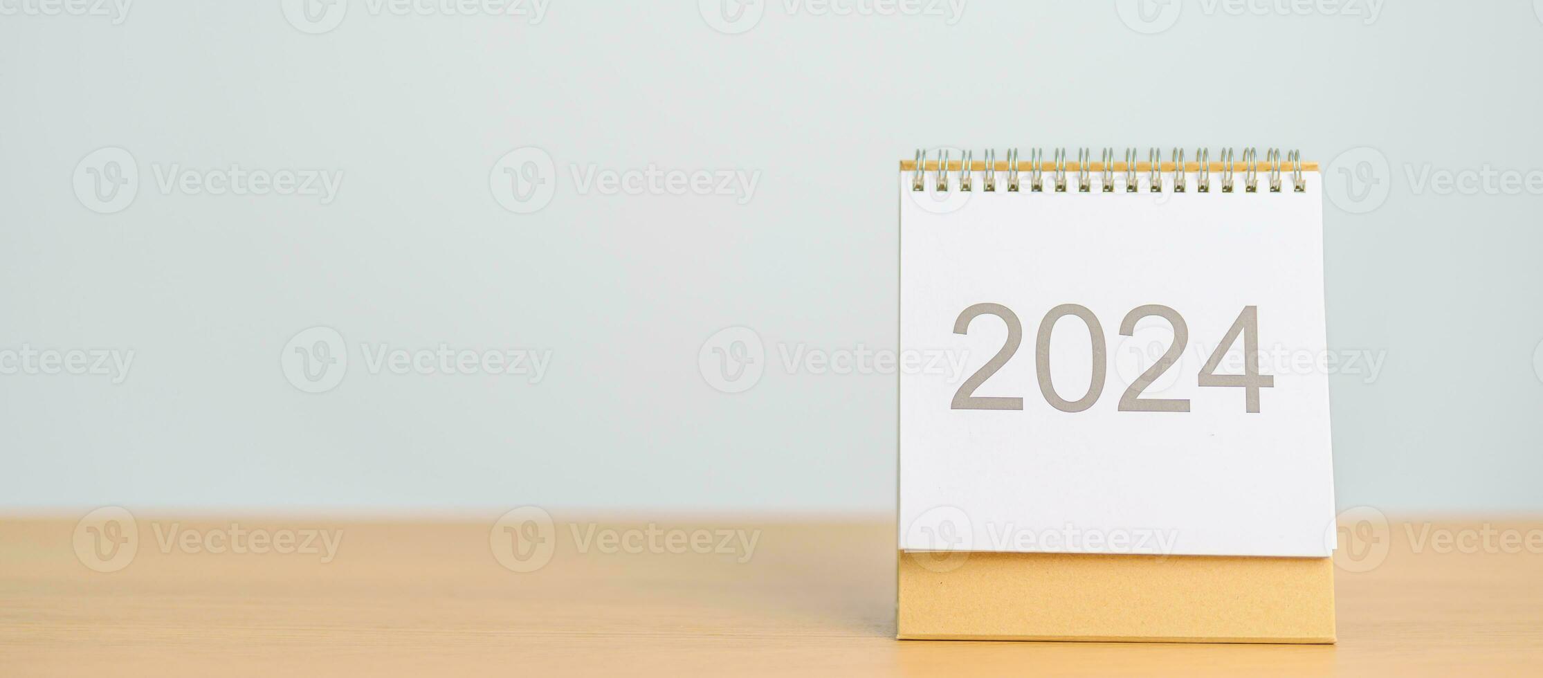 2024 anno calendario su tavolo sfondo. contento nuovo anno, risoluzione, obiettivi, Piano, azione, missione e finanziario concetto foto