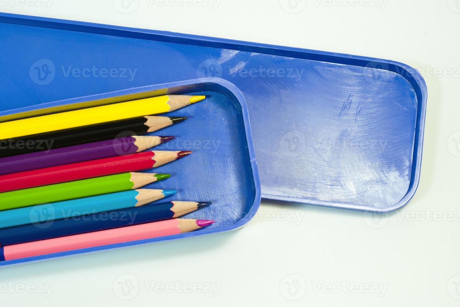 pastello colorato, matita colorata in scatola blu foto