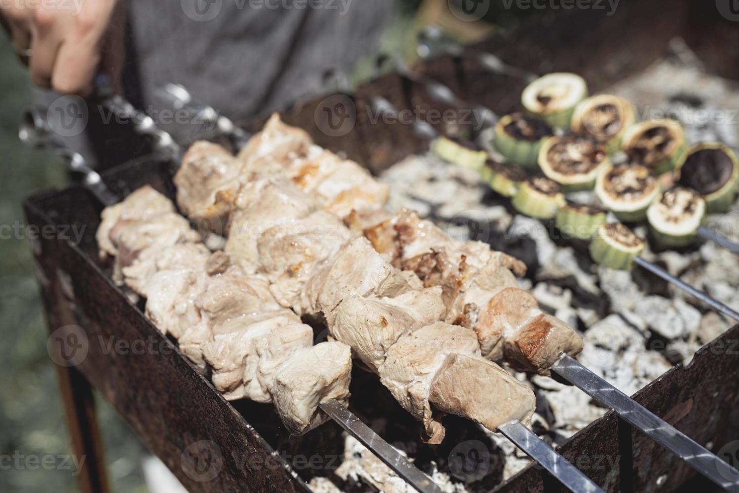 cucinare kebab alla griglia su spiedino di metallo foto