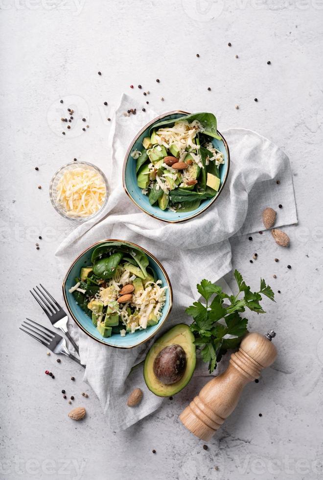 vista dall'alto di insalatiere fresche estive di avocado e spinaci foto