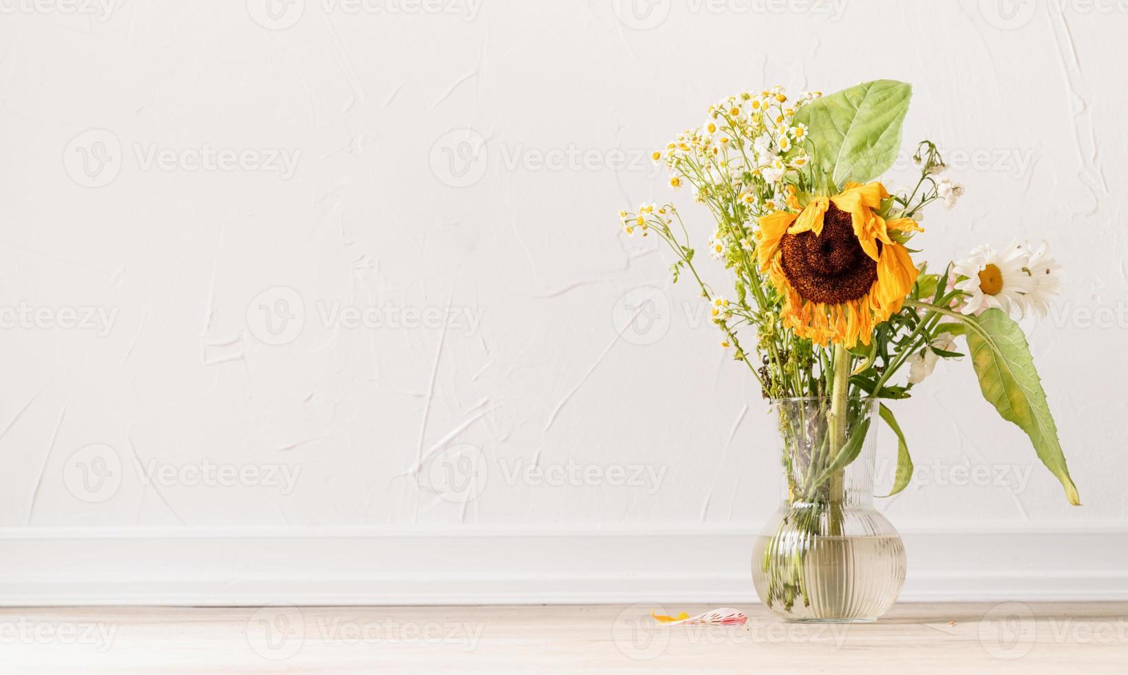 un mazzo di fiori appassiti su bianco foto