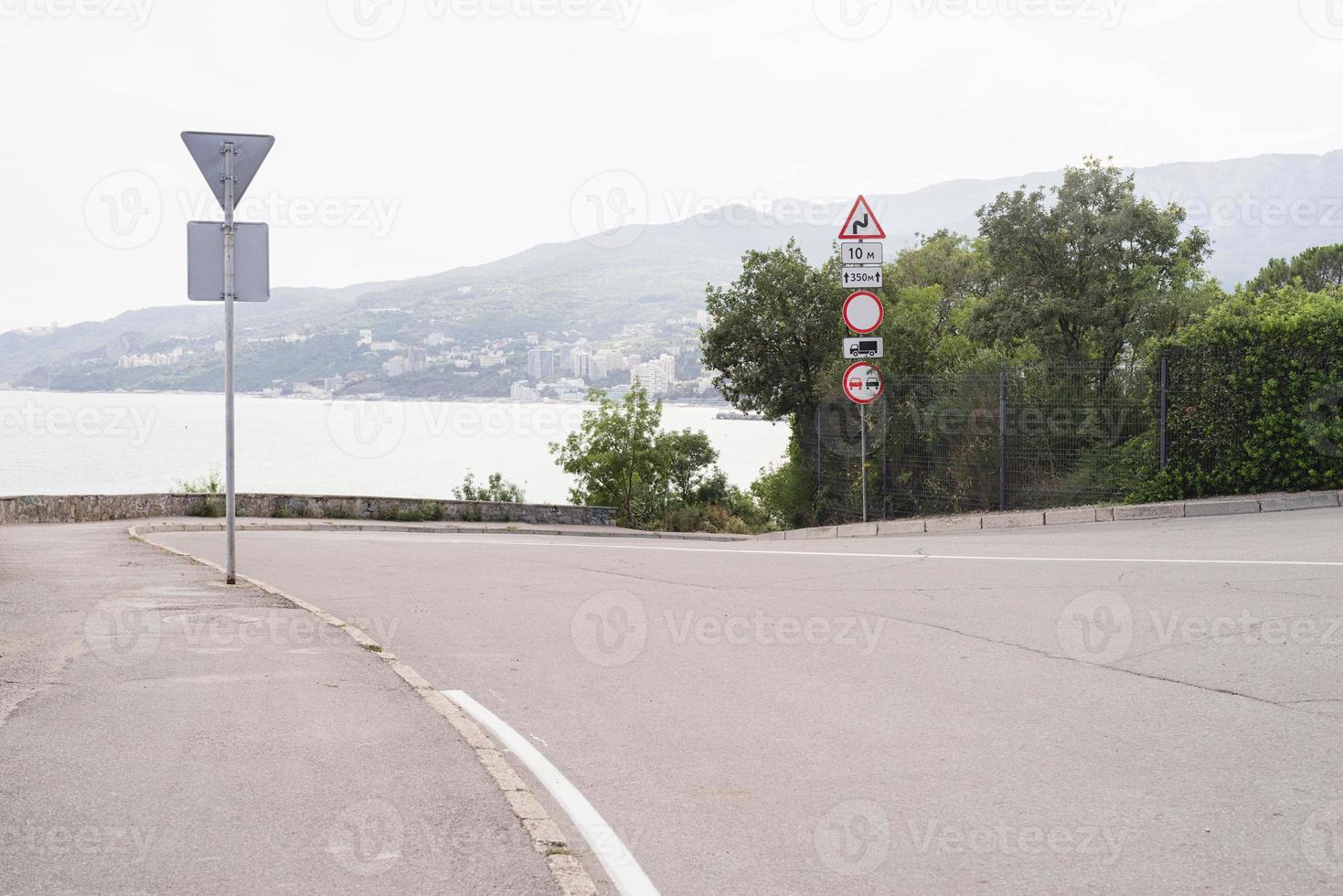 cartelli stradali lungo la strada del mare seaside foto