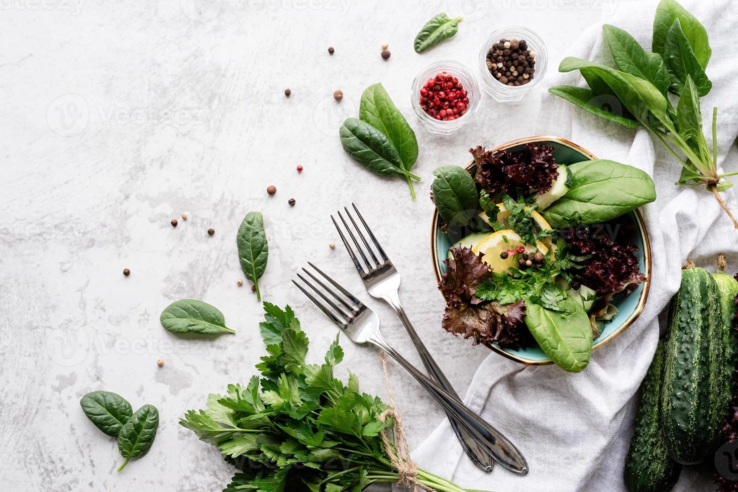 insalata con spinaci, lattuga rossa, cetrioli e verdure foto