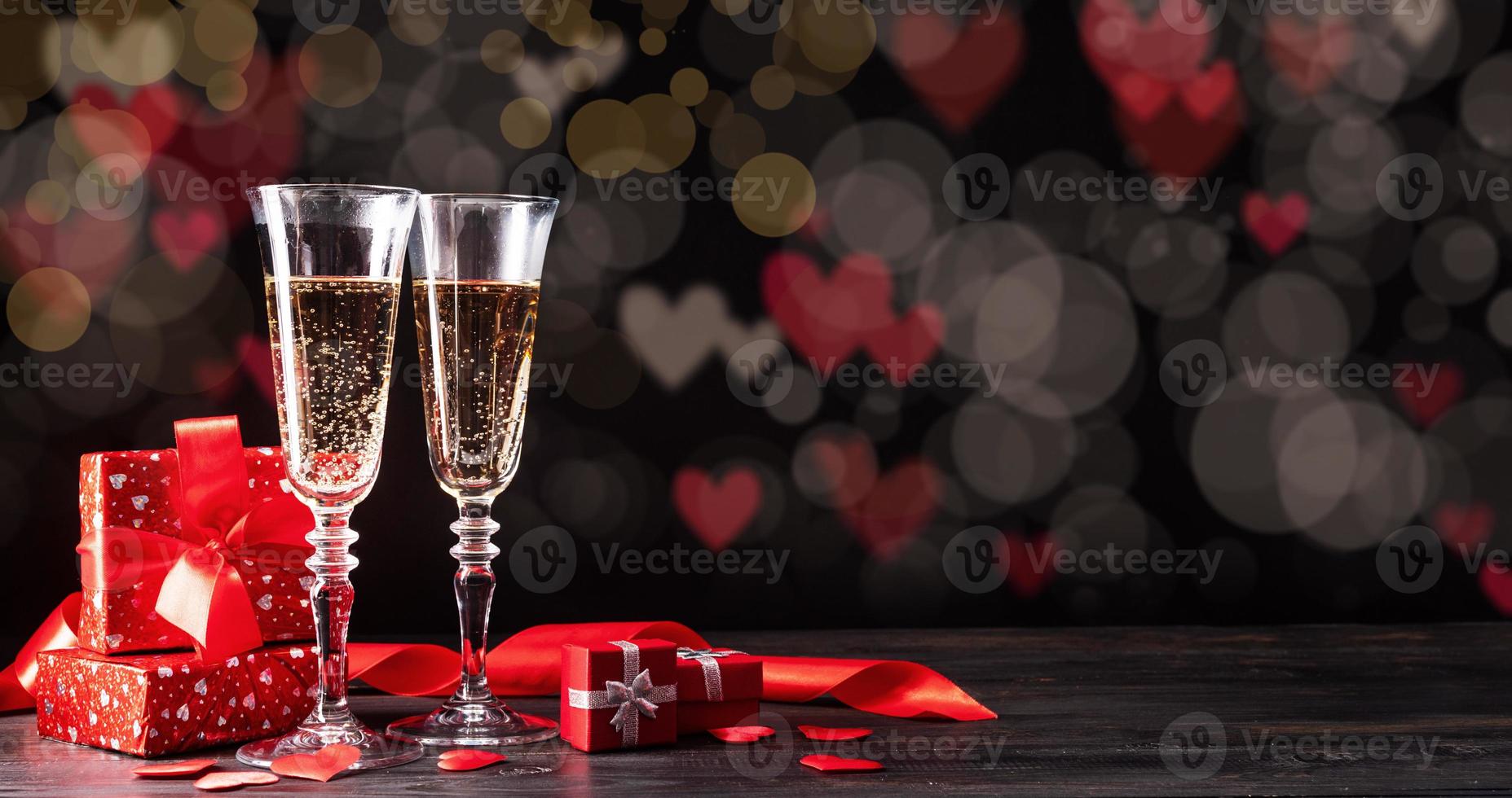 due calici da champagne su un bellissimo sfondo bokeh foto