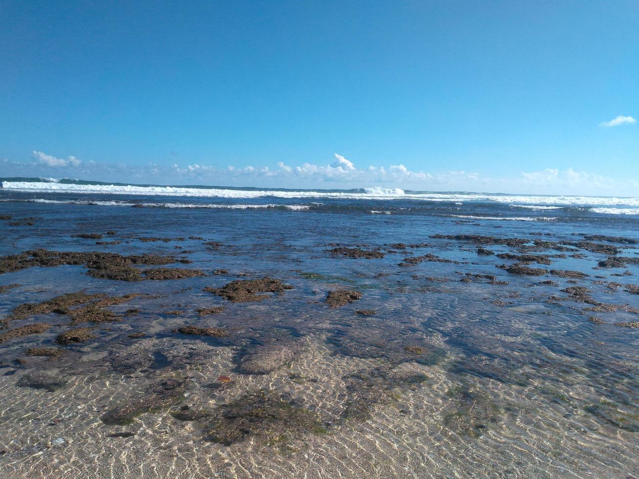 acqua di mare che si ritira al mattino foto