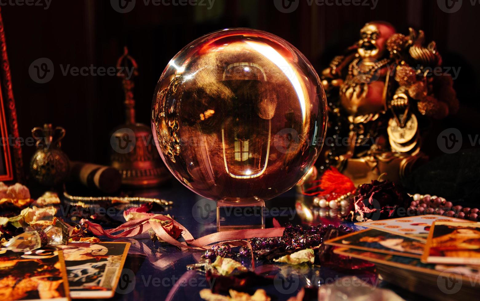 bellissimo globo di cristallo nella stanza di un indovino. palla di vetro. foto