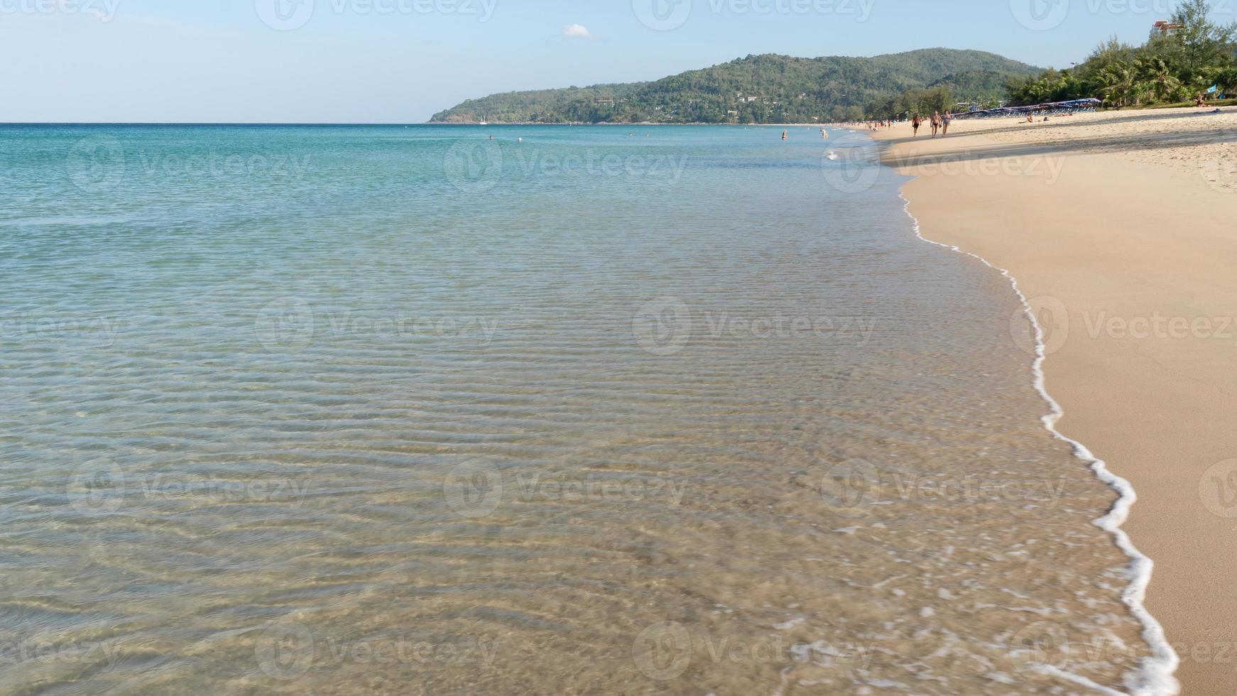 mare estivo in una giornata di sole acqua limpida nell'isola paradisiaca di phuket. foto