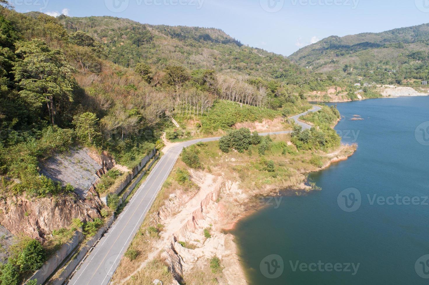 vista aerea strada intorno alla diga lago foresta alberi paesaggio. foto