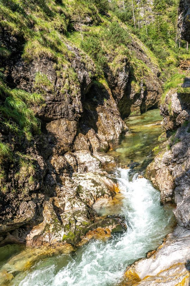 cascate nel weissbachschlucht in chiemgau baviera foto