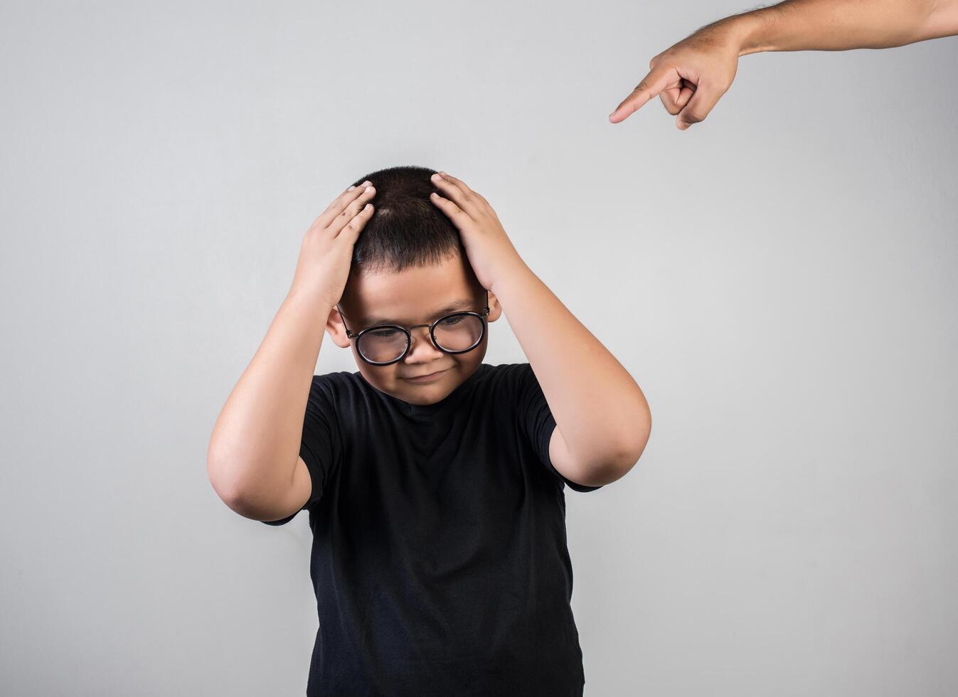 il ragazzo si sente triste dopo che i genitori lo hanno sgridato foto