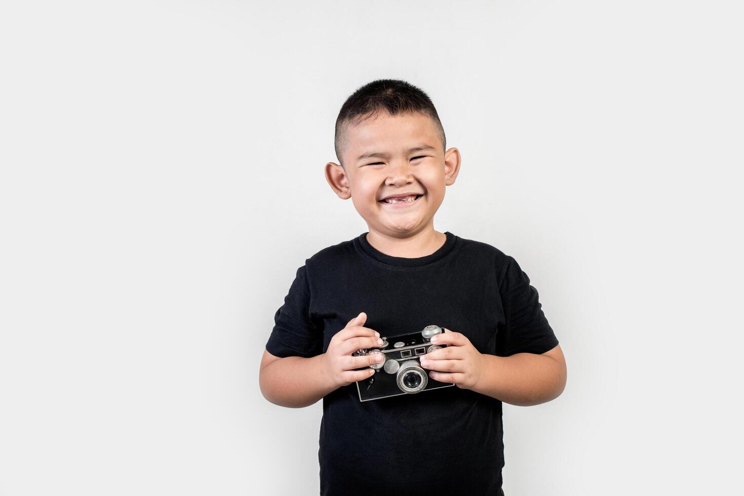 bambino fotografo scatta una foto