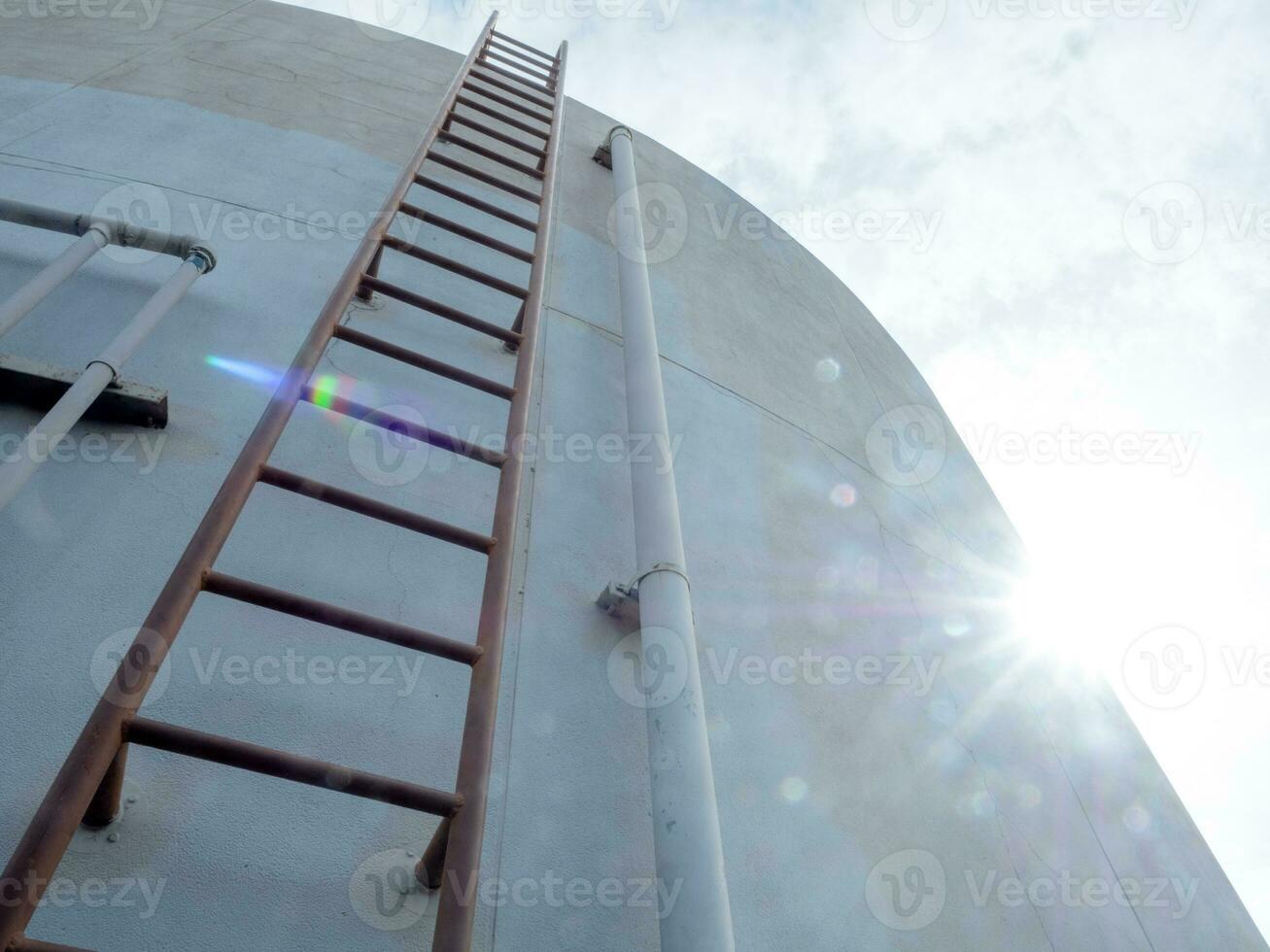 scala scalata il le scale serbatoio acqua metallo acqua industria Torre all'aperto acciaio costruzione passo architettura edificio struttura alto fabbrica Conservazione bianca attività commerciale alto contenitore memorizzare olio attrezzatura foto