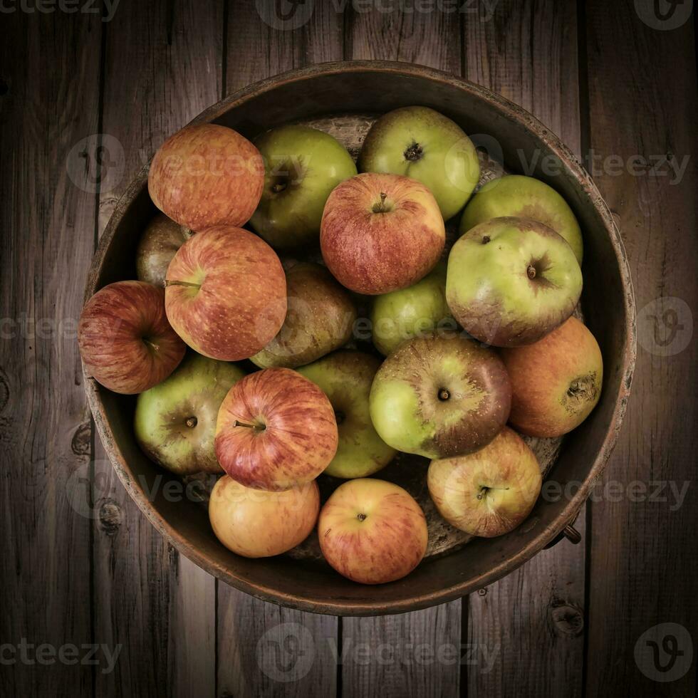 fresco mele nel un' rustico ciotola foto