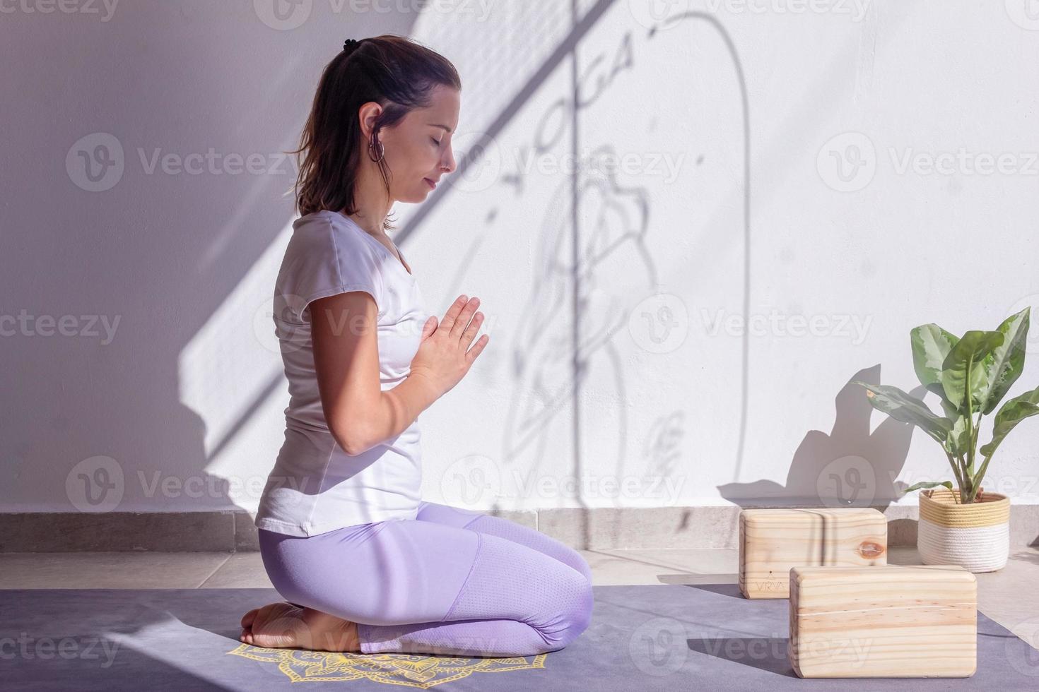 giovane donna nella sua pratica di meditazione quotidiana foto