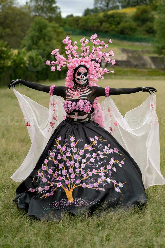 incantevole catrina un' dia de los muertos servizio fotografico nel colula cempasuchil campi, incorniciato di il iconico colula Chiesa, festeggiare bellezza e tradizione foto