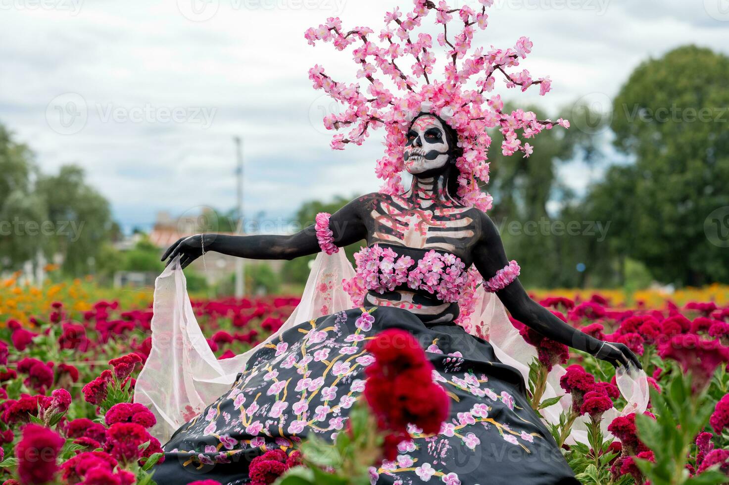 glorioso eleganza nel il cuore di colula cempasuchil i campi un' ipnotizzante giorno di il morto servizio fotografico, con un' sbalorditivo donna trasformato in un' catrina, pagare per il tradizione di morire de muertos foto