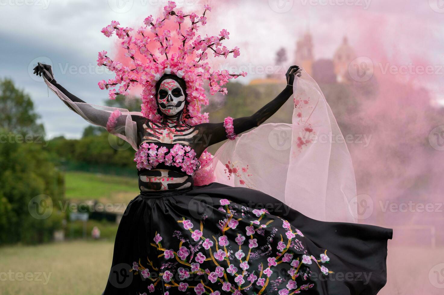 incantevole catrina un' dia de los muertos servizio fotografico nel quella di colula cempasuchil campi, incorniciato di il iconico colula Chiesa festeggiare bellezza tradizione e il incantevole rosa Fumo foto