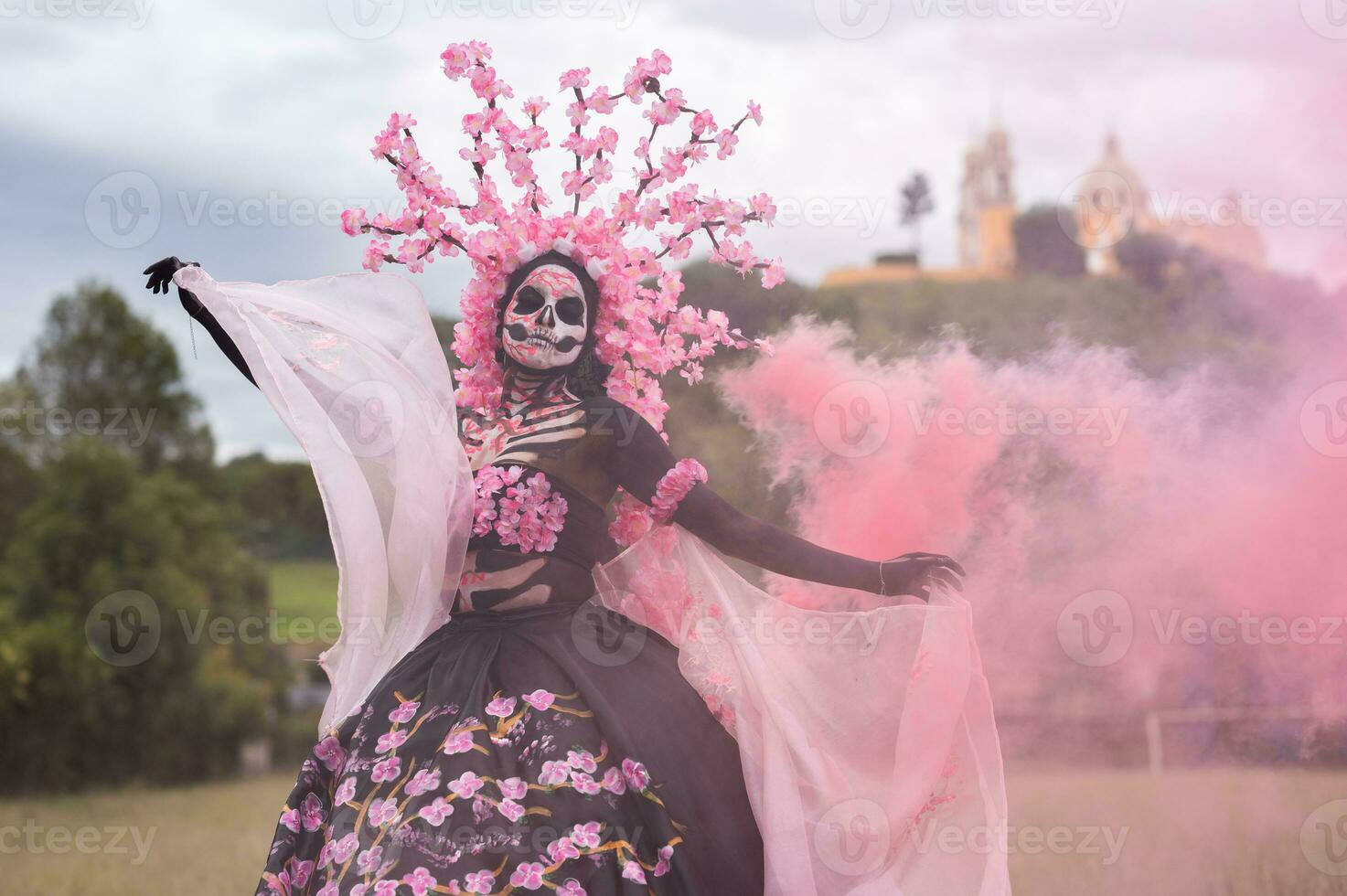 incantevole catrina un' dia de los muertos servizio fotografico nel quella di colula cempasuchil campi, incorniciato di il iconico colula Chiesa festeggiare bellezza tradizione e il incantevole rosa Fumo foto