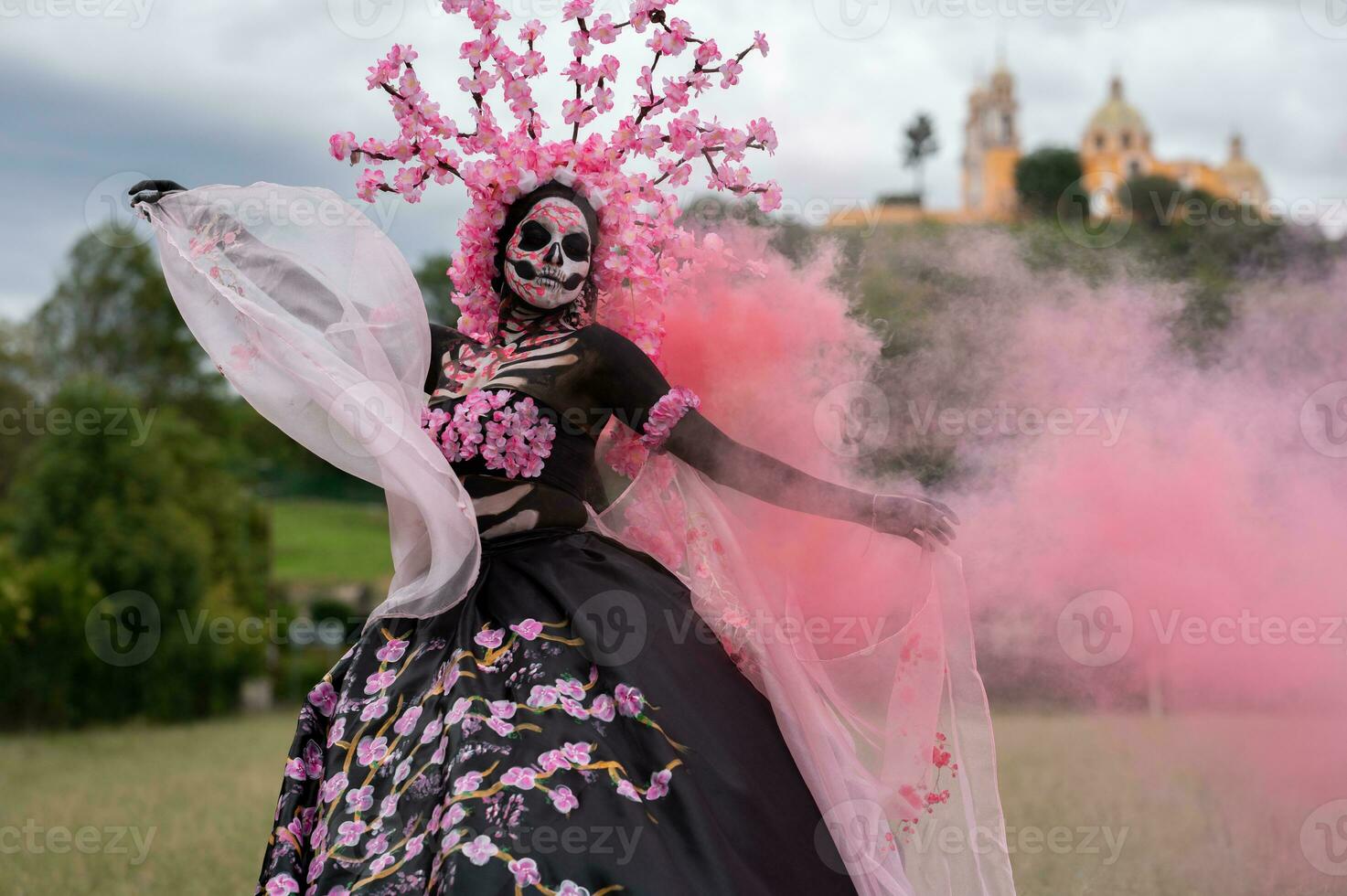 incantevole catrina un' dia de los muertos servizio fotografico nel quella di colula cempasuchil campi, incorniciato di il iconico colula Chiesa festeggiare bellezza tradizione e il incantevole rosa Fumo foto