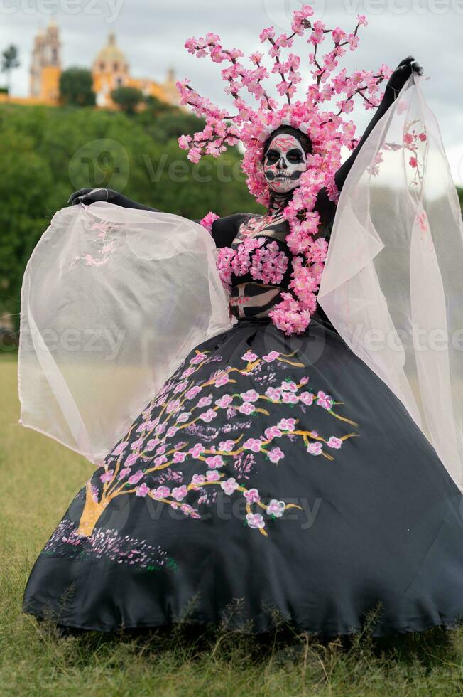 incantevole catrina un' dia de los muertos servizio fotografico nel colula cempasuchil campi, incorniciato di il iconico colula Chiesa, festeggiare bellezza e tradizione foto