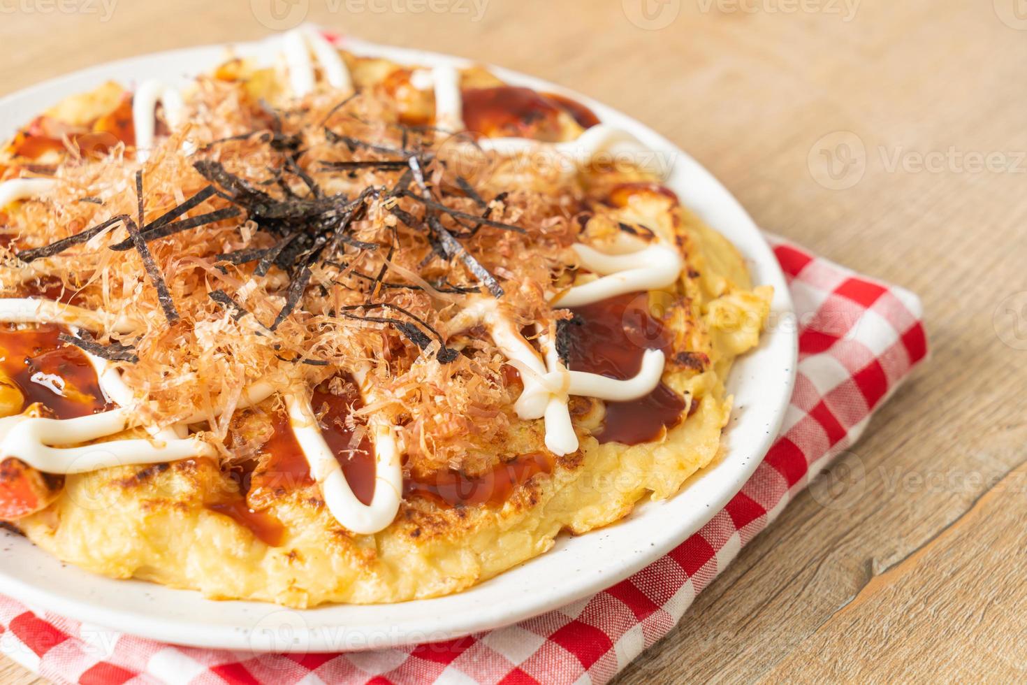 pizza tradizionale giapponese chiamata okonomiyaki foto