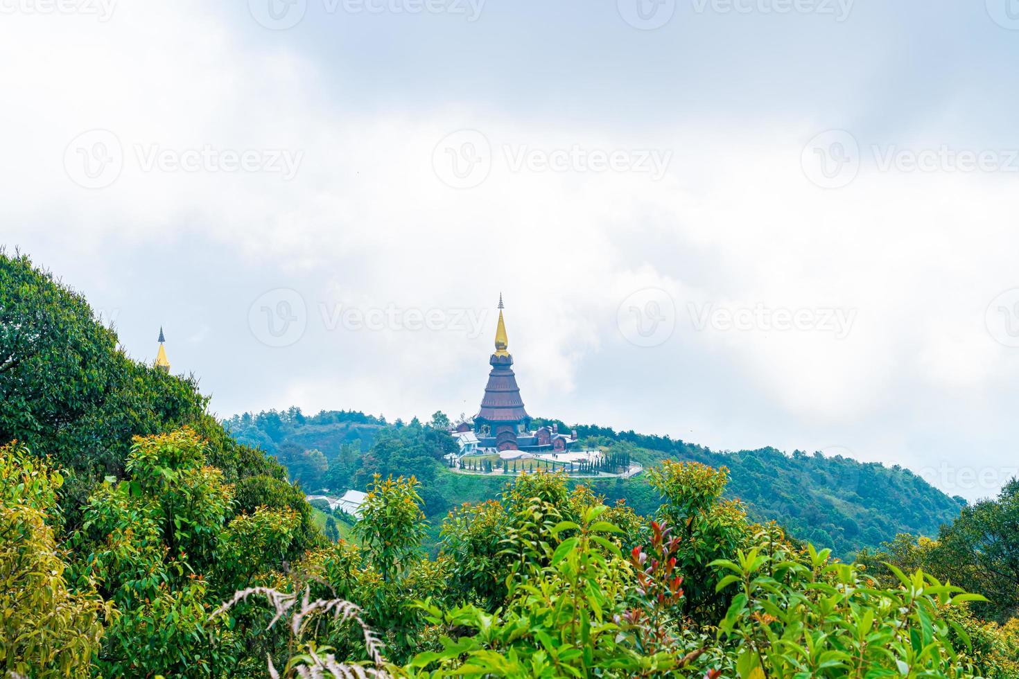 pagoda del punto di riferimento nel parco nazionale di doi inthanon a chiang mai, tailandia. foto