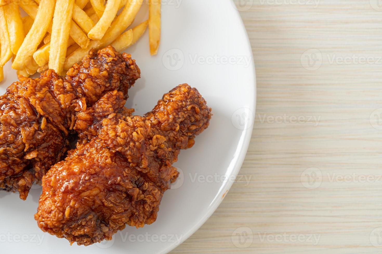 pollo fritto alla coreana piccante con patatine fritte foto