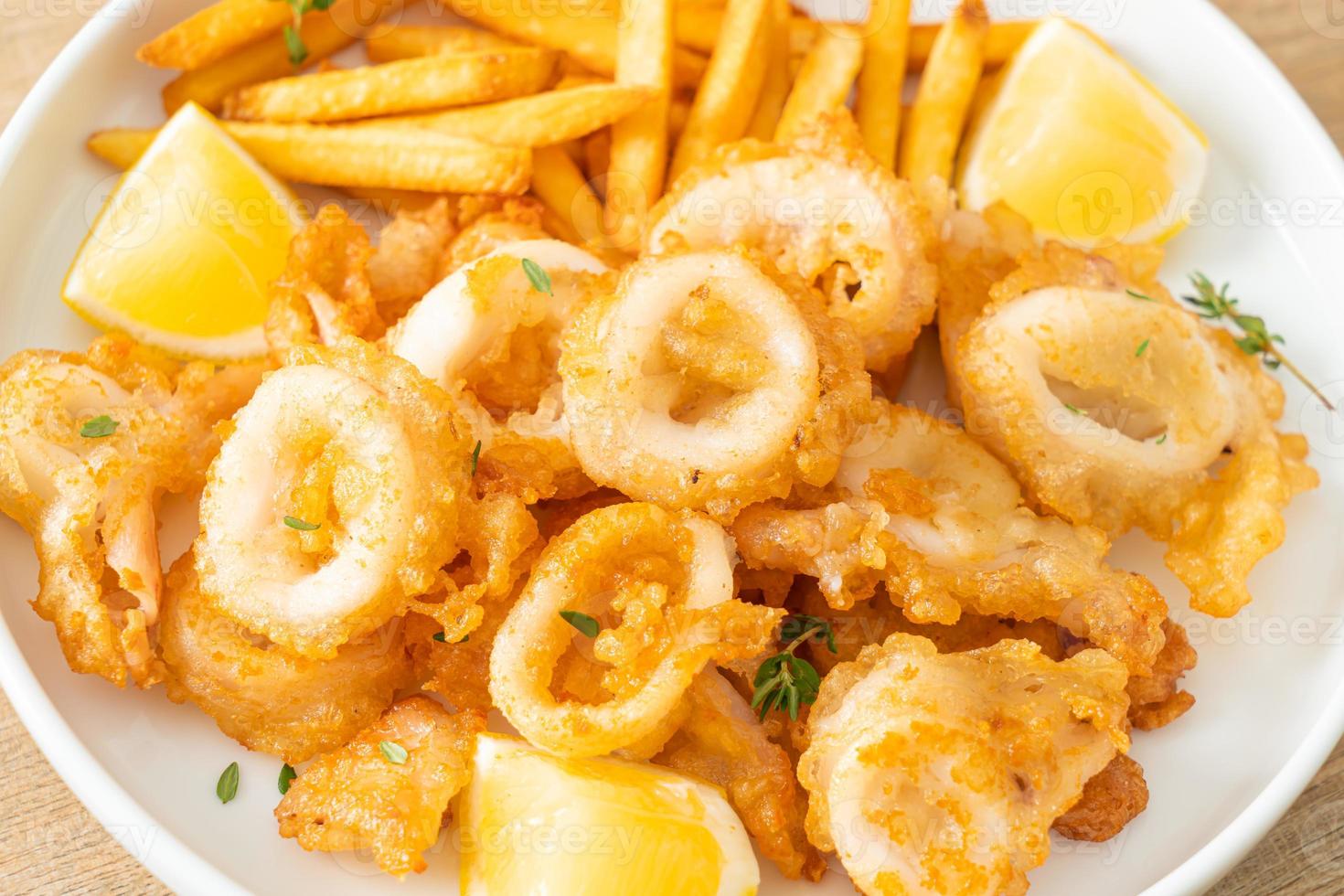 piatto di calamari e patatine fritte foto