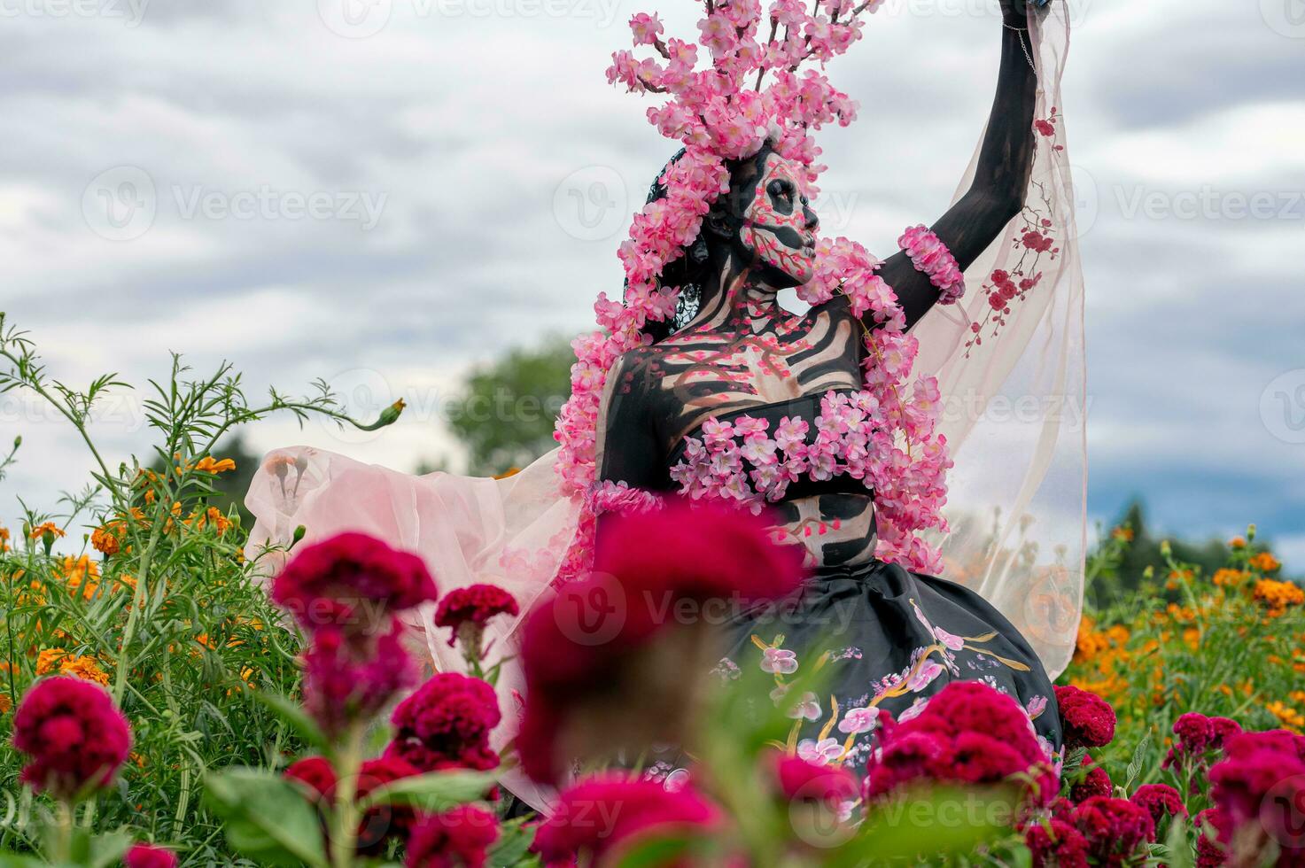 glorioso eleganza nel il cuore di colula cempasuchil i campi un' ipnotizzante giorno di il morto servizio fotografico, con un' sbalorditivo donna trasformato in un' catrina, pagare per il tradizione di morire de muertos foto