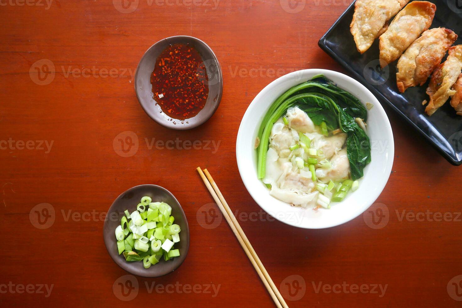 wonton la minestra. ciotola di wonton la minestra con chili olio. gamberetto o carne gnocco la minestra con mostarda , verde cipolle, foto