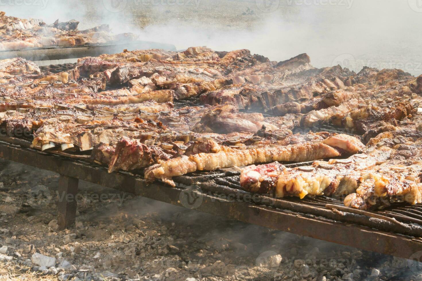 tradizionale carne grigliato su il griglia nel il argentino campagna foto