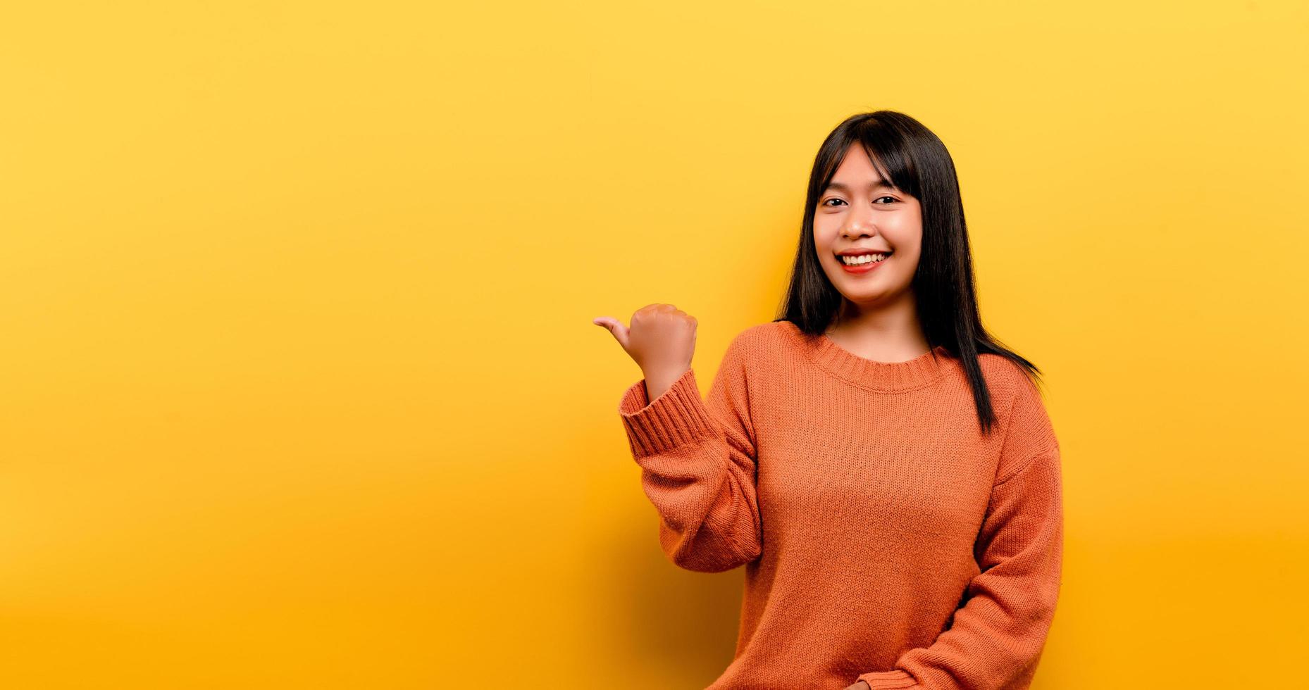 ragazza asiatica carina che indossa un vestito casual arancione foto