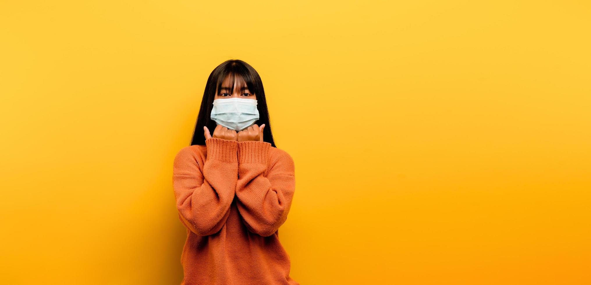 donna asiatica che indossa una maschera prevenzione del virus corona riposo in quarantena foto