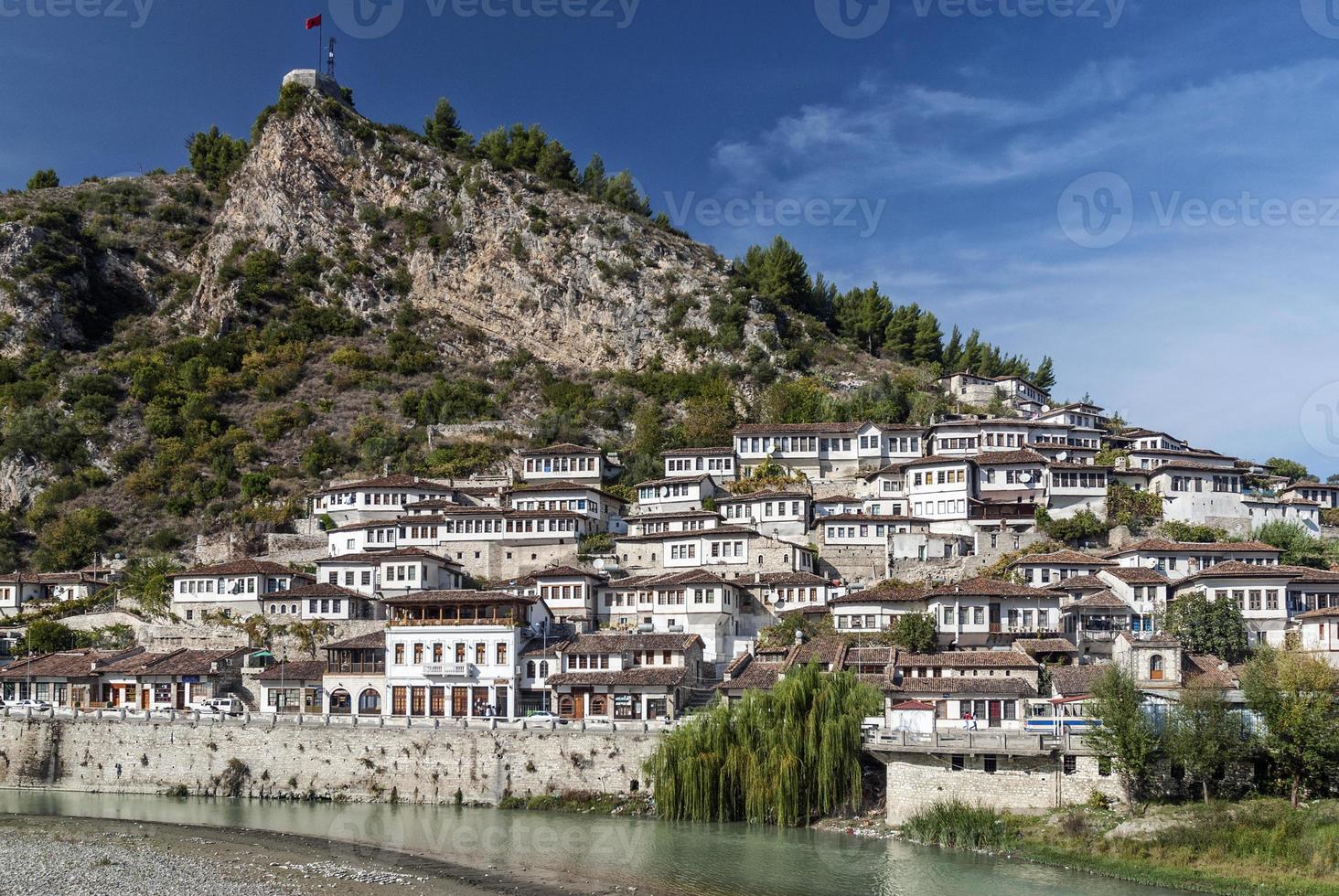 case balcaniche tradizionali nel centro storico di berat albania foto