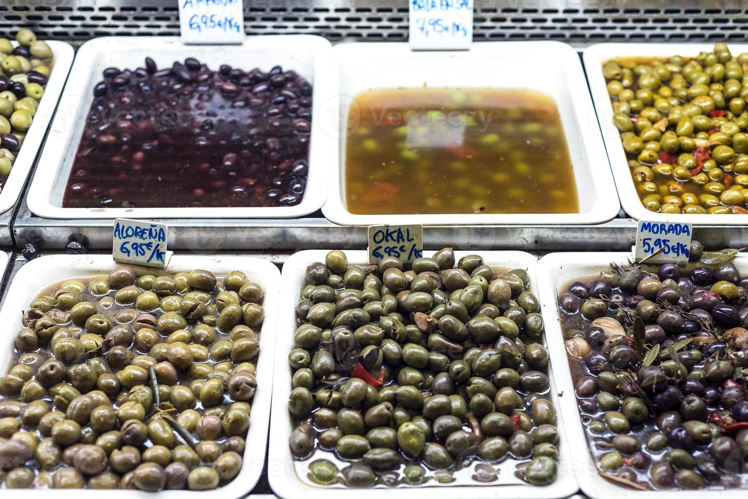 spuntini misti di tapas di olive nel mercato la boqueria vassoi di esposizione a barcellona spagna foto