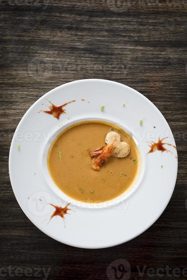 zuppa di gamberi di mare fresco piccante cremosa gourmet foto