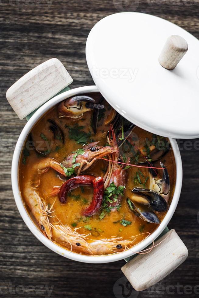 zuppa mista di frutti di mare freschi cremosi speziati foto