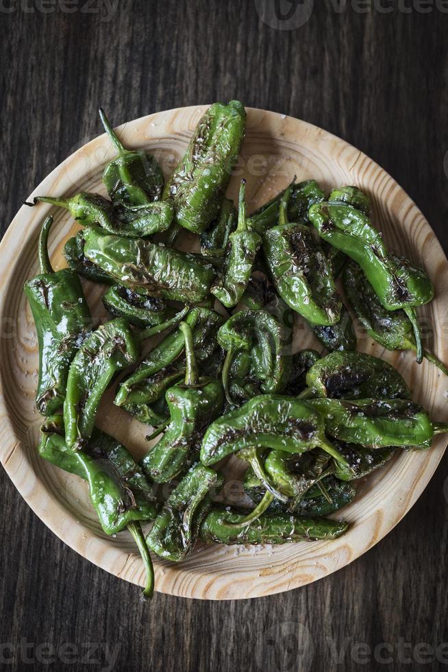 pimientos padron peperoni verdi alla griglia spagnoli semplici tapas snack foto