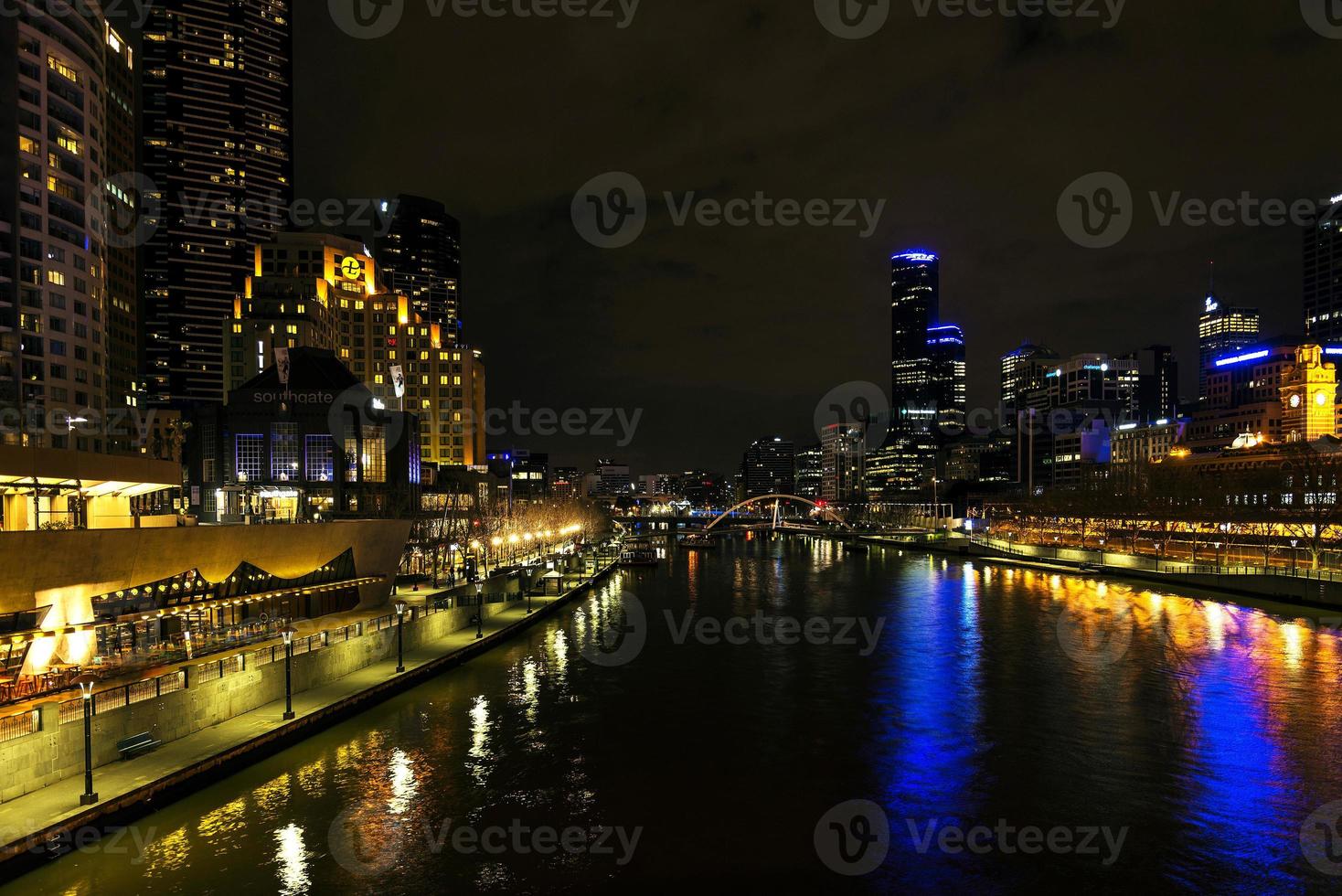 Central Melbourne city lato fiume moderno skyline urbano di notte in australia foto