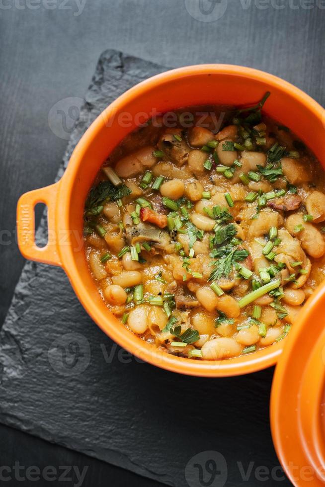 feijoada portoghese de marisco piatto di tapas stufato tradizionale di fagioli e frutti di mare foto